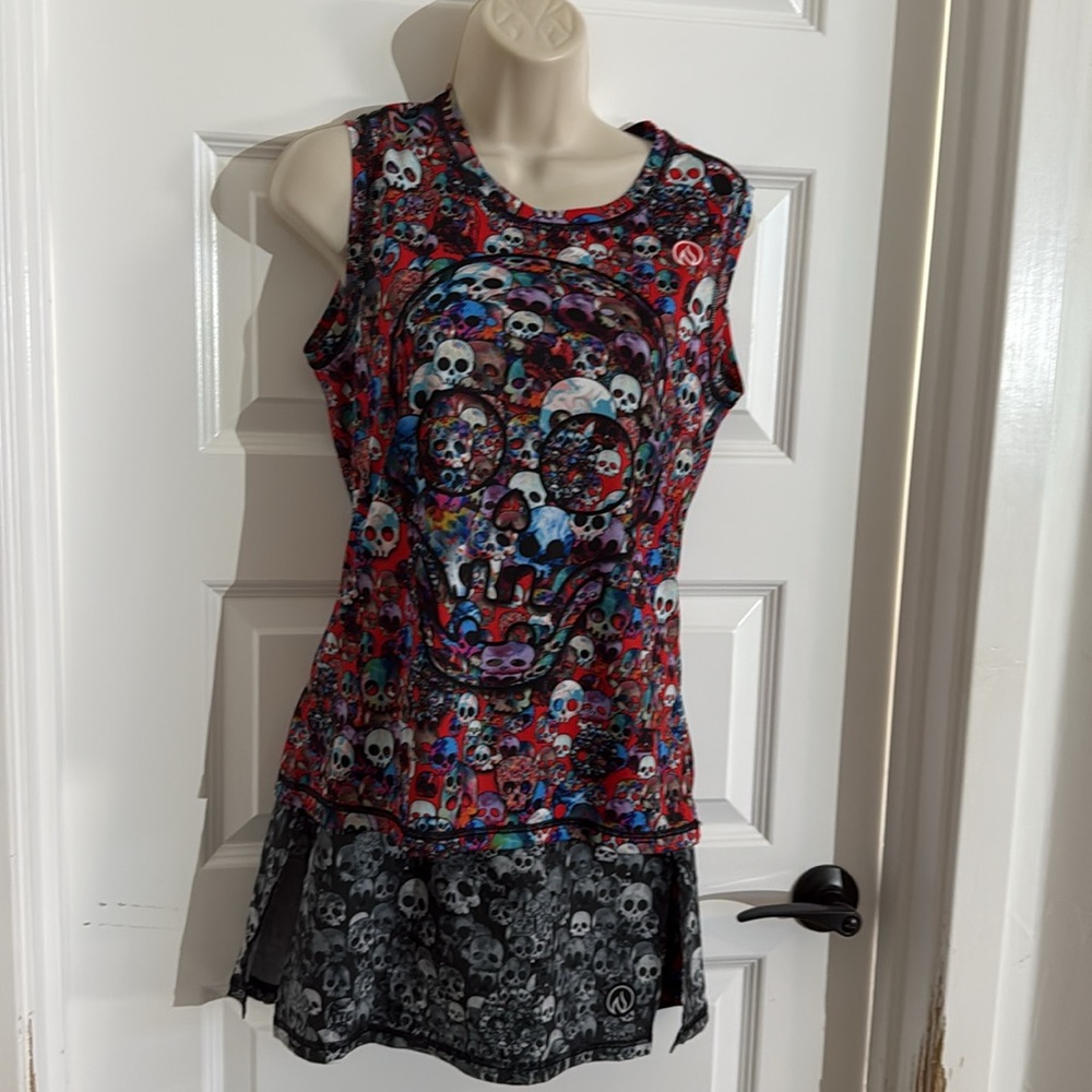 InknBurn running set
Skull print
Size M
Tank 
Skort with pockets
Multi Colored